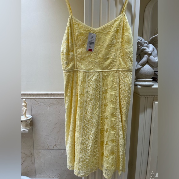Tags on, sunshine yellow, lace dress, side zipper, size L. - Picture 2 of 12